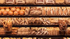 Mužovi, ktorý počas núdzového stavu ukradol päť žemlí, znížili trest