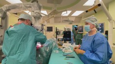 Slovenskí neurochirurgovia operujú mozog bez skalpela. Využívajú roboty, umelú inteligenciu a 3D vizualizácie