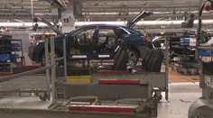 Majiteľ najväčšej automobilovej fabriky uvažuje, že niektoré závody zavrie. Čo je za tým?