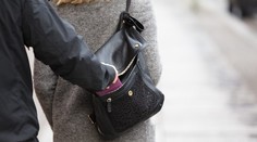 Len niekoľko sekúnd a ste bez peňazí. Vianočné trhy sú rajom pre vreckárov, pozor na tento trik