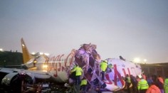 Lietadlo v Istanbule sa po náraze rozpadlo na tri časti, neprežil to jeden človek