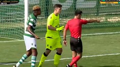 VIDEO: Neuveriteľne hlúpu penaltu zapríčinil hráč, ktorý ani nenastúpil na zápas