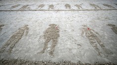 Padlých vojakov si uctili aj portétmi v piesku, ktoré odniesla voda