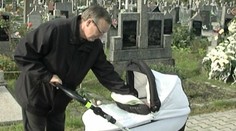 Mama mu zomrela po pôrode, malému Riškovi pomáha celá dedina
