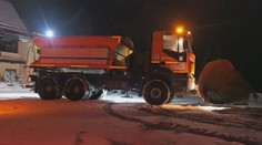 Niekde zatvárajú klziská, inde majú cestári plné ruky práce. Počasie robí problémy