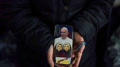 Dobré správy v Vatikánu: Pápež prežil pokojnú noc, jeho stav je už tretí deň stabilizovaný