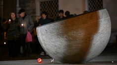 Námestie plné ľudí, zapálené sviečky a vodné delá. V utorok si pripomíname Sviečkovú manifestáciu