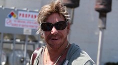 Toto že je Mickey Rourke? Podobá sa na seba stále menej a menej