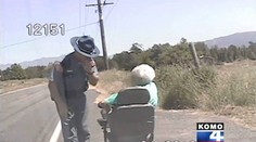 Starenka sa vliekla ako slimák. Reakcia policajta vás zaskočí