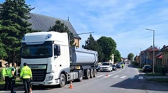 Nákladiak zrazil dôchodcu na hlavnej ceste. Muž zrejme príde o nohu