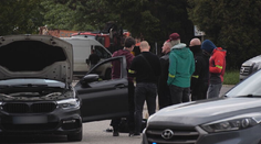 Traja ľudia skončili v policajne cele. Pri protidrogovej razii našli narkotiká, zbraň aj tisíce eur