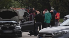 Traja ľudia skončili v policajne cele. Pri protidrogovej razii našli narkotiká, zbraň aj tisíce eur