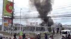 Pri dvoch výbuchoch pred obchodným centrom v Thajsku sa zranilo vyše 40 ľudí