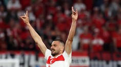 Turecký obranca dostal za kontroverzné gesto tvrdý trest. K Bellinghamovi bola UEFA zhovievavejšia