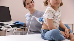 Keď dieťa bolí bruško, problém môže byť v obličkách. Lekár upozorňuje na dôležitý varovný signál