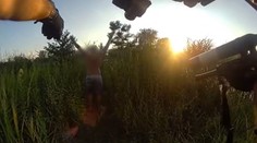 VIDEO: Dráma na rybačke. Mladík útočil po hádke na druhého muža mačetou