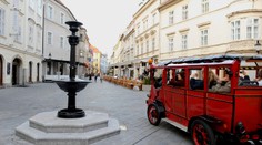 Pomôžte nájsť násilníka. V centre Bratislavy niekto dobil 25-ročného mladíka