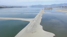 Hladina Liptovskej Mary klesla tak výrazne, že z bahna vyčnievali zvyšky zaplavených dedín