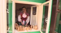 Mladá Lúčničanka si zamilovala 80-ročnú drevenicu. Žije to, čo spieva v ľudových piesňach