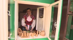 Mladá Lúčničanka si zamilovala 80-ročnú drevenicu. Žije to, čo spieva v ľudových piesňach