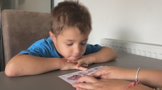 Mal povinne chodiť do škôlky, namiesto toho je doma. Filipka totiž z materskej školy vylúčili