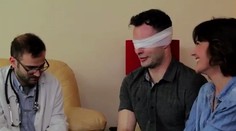 Prvýkrát zbadal svoju priateľku. Za prítomnosti kamier mu dali dole obväzy