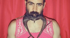 Potrebuje tento chlapík ženu? Zahrať sa vie aj s fúzami