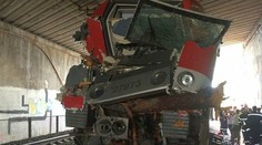 Na koľajniciach bol kmeň stromu. Zranili sa desiatky ľudí