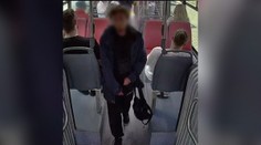 FOTO: Agresívny útok v autobuse. Bezdôvodne udrel ženu päsťou do tváre a odišiel. Takto vyzerá