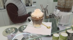 Okrem vareného vína či punču si môžete dať aj vianočnú zmrzlinu. Napriek chladnému počasiu je o ňu záujem