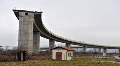 Ďalšie nešťastie pri výstavbe D1. Hydraulická ruka zavalila robotníkov