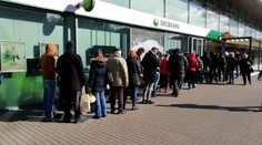 Česi hromadne vyberajú peniaze z ruskej banky Sberbank. Mstia sa za inváziu