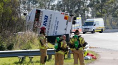 Tragická nehoda v Austrálii. Autobus so svadobčanmi sa prevrátil, zomrelo najmenej desať ľudí