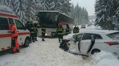 V Oravskej Polhore sa čelne zrazil autobus plný detí s autom