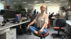 Bolí vás chrbát? Ukážeme vám niekoľko jednoduchých kancelárskych cvikov