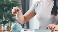 Prvá brigáda aj výplata. Finančný expert radí, ako neurobiť najväčšiu chybu