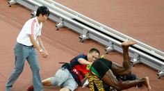 VIDEO: Bolt sa z medaily dlho netešil. Zložil ho kameraman