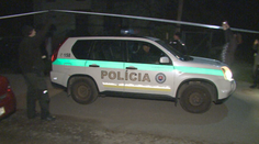 Keď žena prišla domov z obchodu, v byte našla manžela i syna s prestrelenými hlavami