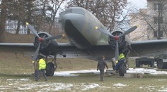 Sovietske lietadlo stálo vo Svidníku dlhé roky na jednom mieste. Podarilo sa ho rozhýbať a odtiahnuť stovky metrov