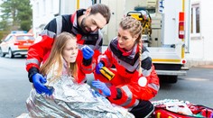 Autobus plný detí sa zrazil so sanitkou