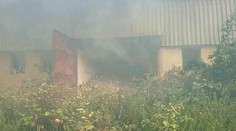 Vo Svinici horí senník, na mieste zasahujú viac ako dve desiatky hasičov