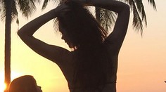 To sa tak často nevidí. Victoria Beckham vytrčila zadok v bikinách