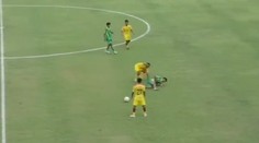 VIDEO: Z jeho úmyslu behá mráz po chrbte. Futbalista dostal doživotný trest po brutálnom faule