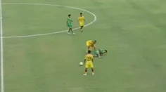VIDEO: Z jeho úmyslu behá mráz po chrbte. Futbalista dostal doživotný trest po brutálnom faule
