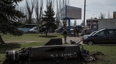 Ruský útok v Kramatorsku má najmenej 50 obetí. Na plášti použitej rakety je nápis „pre deti“