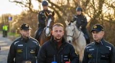 Preventívna akcia proti migrácii: V teréne sú desiatky policajtov, nasadené sú i psy, kone a drony