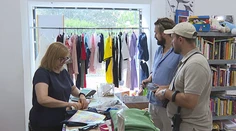 Pomáhali stovkám rodín, teraz sami potrebujú pomoc. Charity shopy dusí DPH