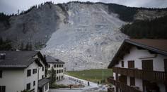 Hrozba pominula. Obyvatelia švajčiarskej dedinky sa po zosuve skál môžu vrátiť domov
