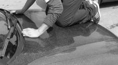 Mladík (24) zámerne skáče pod idúce autá. Nikto si už nevie rady