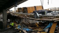 V Rakúsku sa na frekventovanú trať zrútil rekonštruovaný most